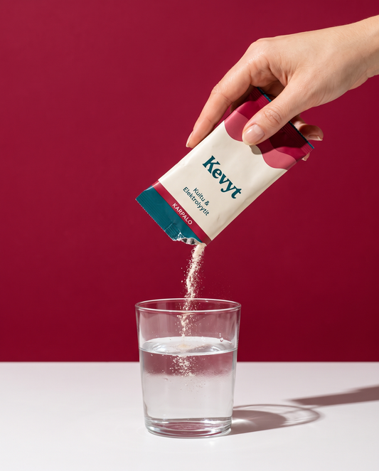 Kevyt-proteiinijauhetta kaadetaan annostikusta vesilasiin